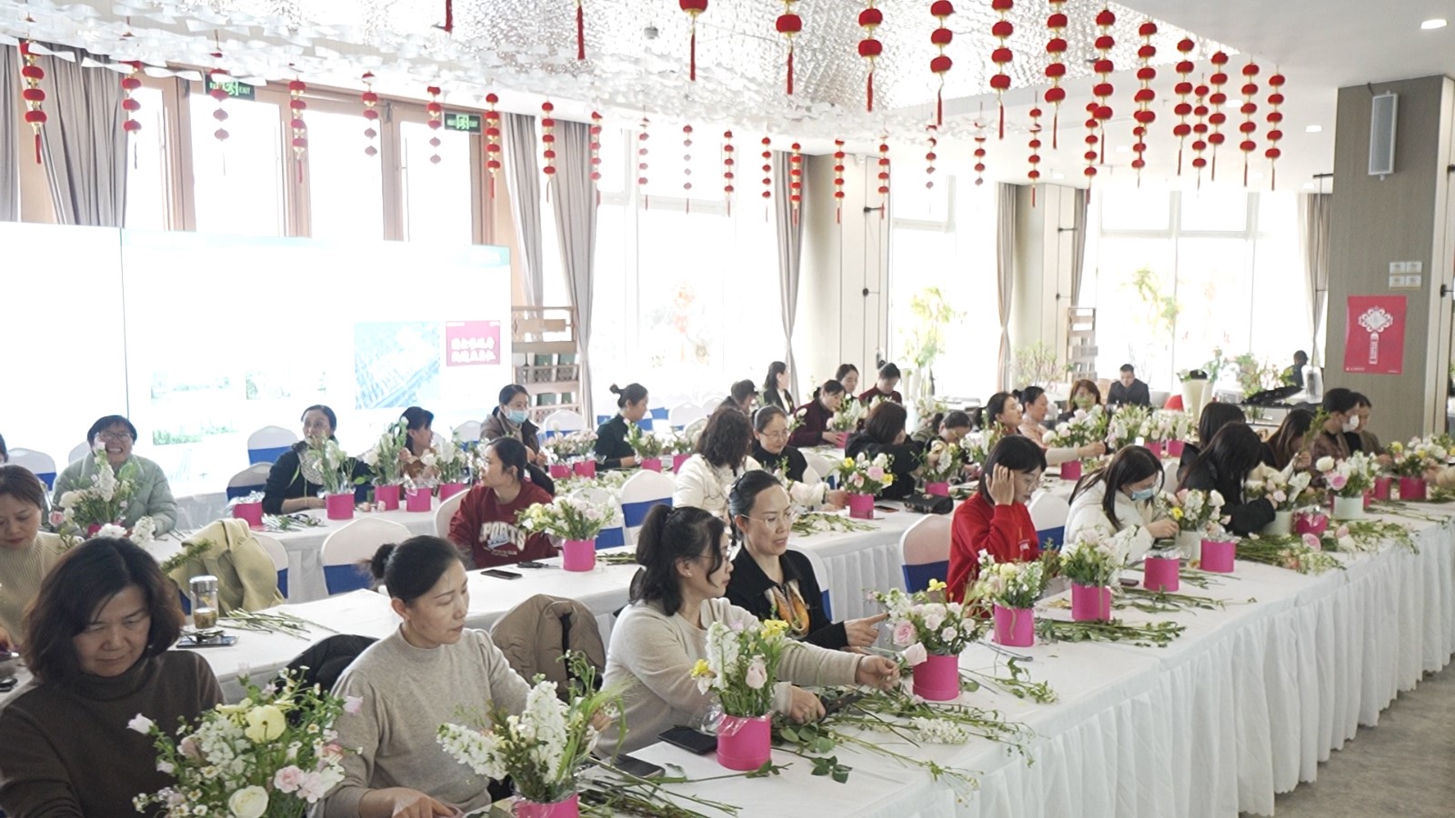 信華發(fā)展公司開展慶祝“三八”國際婦女節(jié)花藝沙龍活動(dòng)