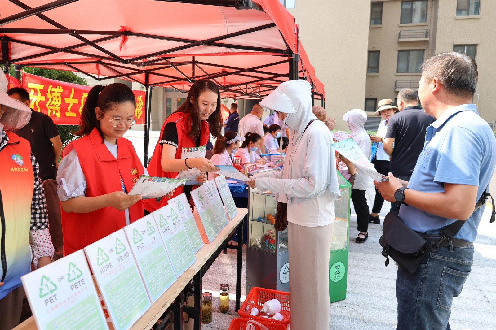 信華集團(tuán)組織開展“雙報(bào)到”進(jìn)社區(qū)志愿服務(wù)活動(dòng)